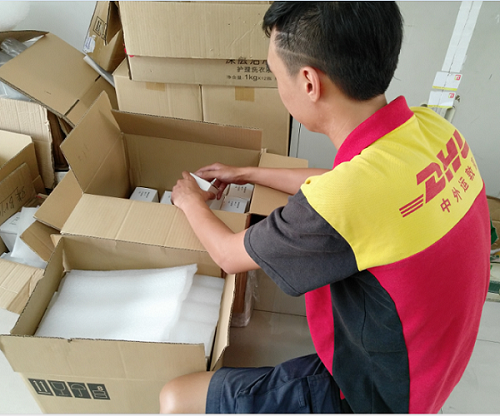 Lepu-Read DHL checking our finished mechanical seal which will be sent to India News On Lepu Machine-2